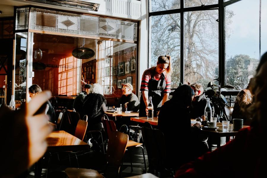 mensen in cafe