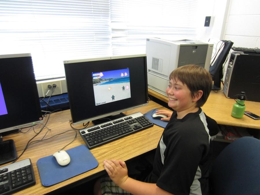 Jongen speelt computerspelletje