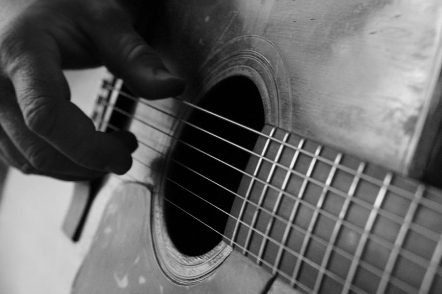 close-up van klankgat van oude akoestische gitaar