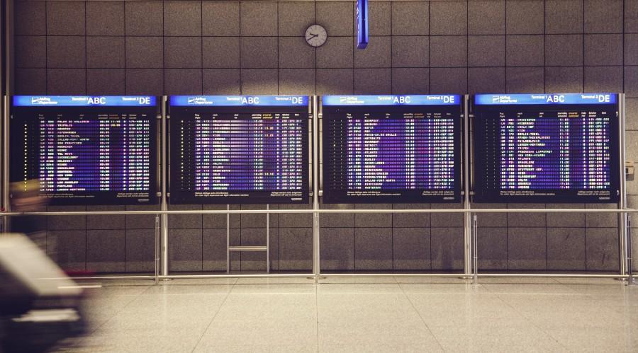 Aankomst en vertrek monitoren op vliegveld