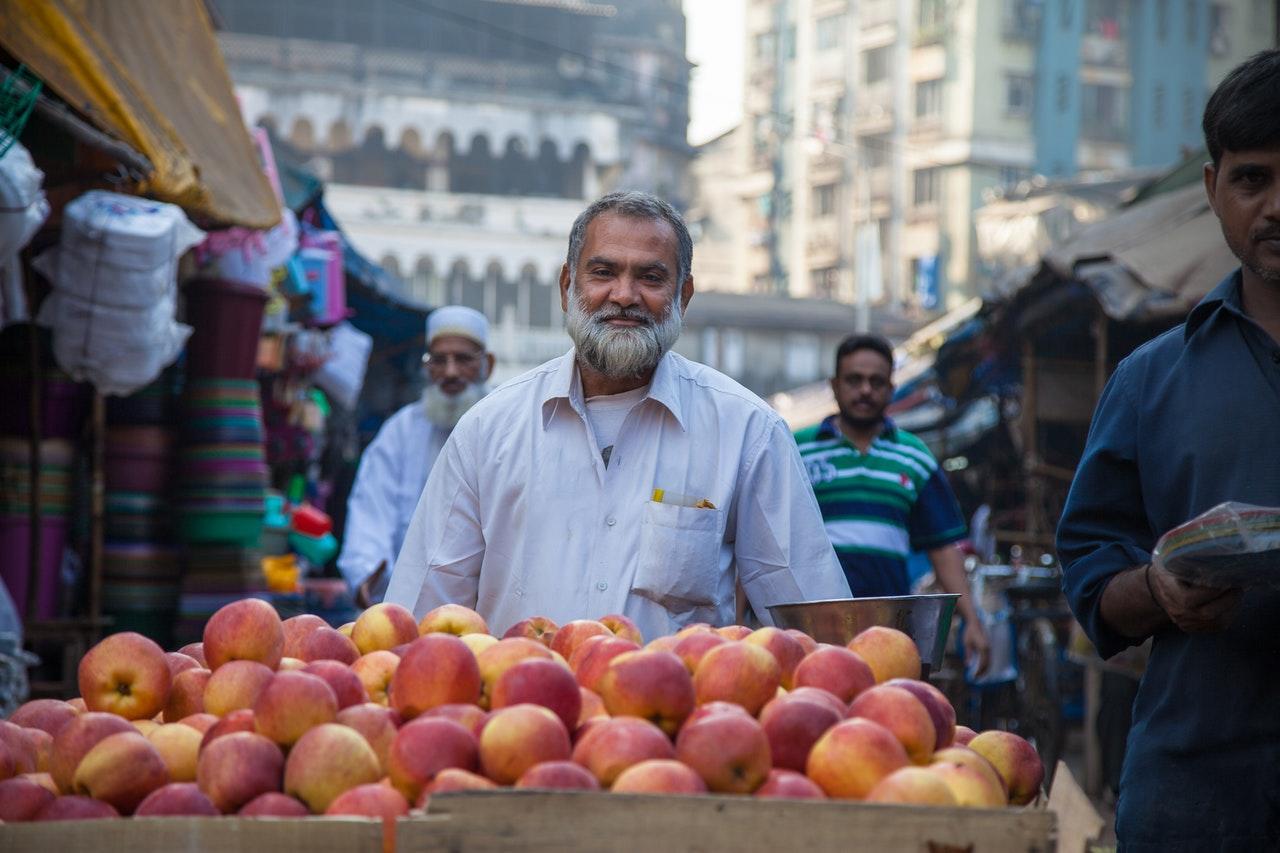 Straatverkoper met appels