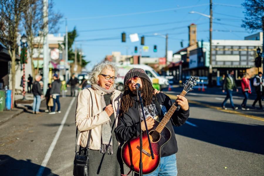 Twee personen spelen gitaar op straat