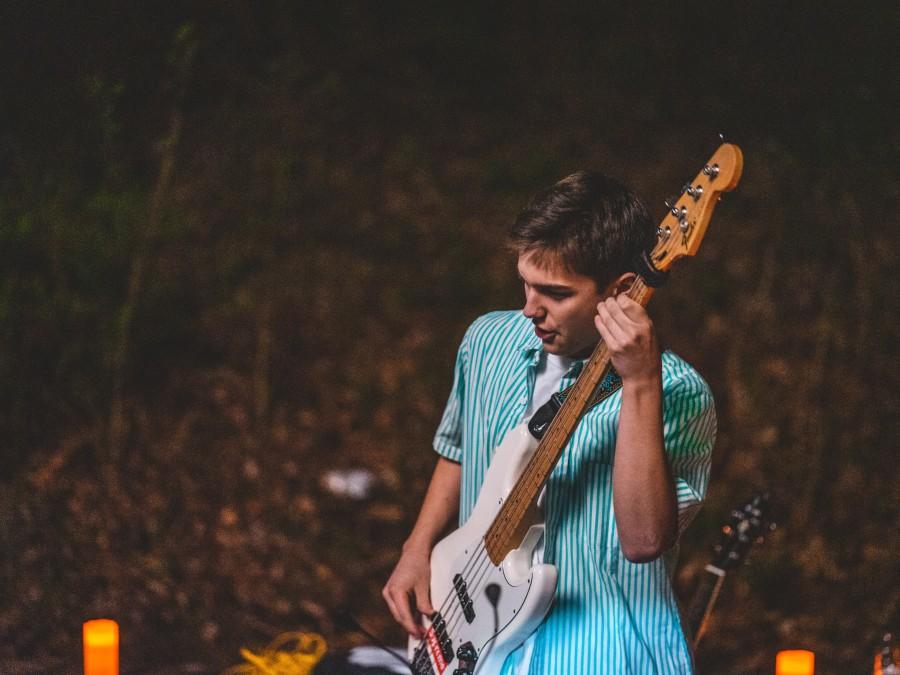 Tiener speelt electrische gitaar