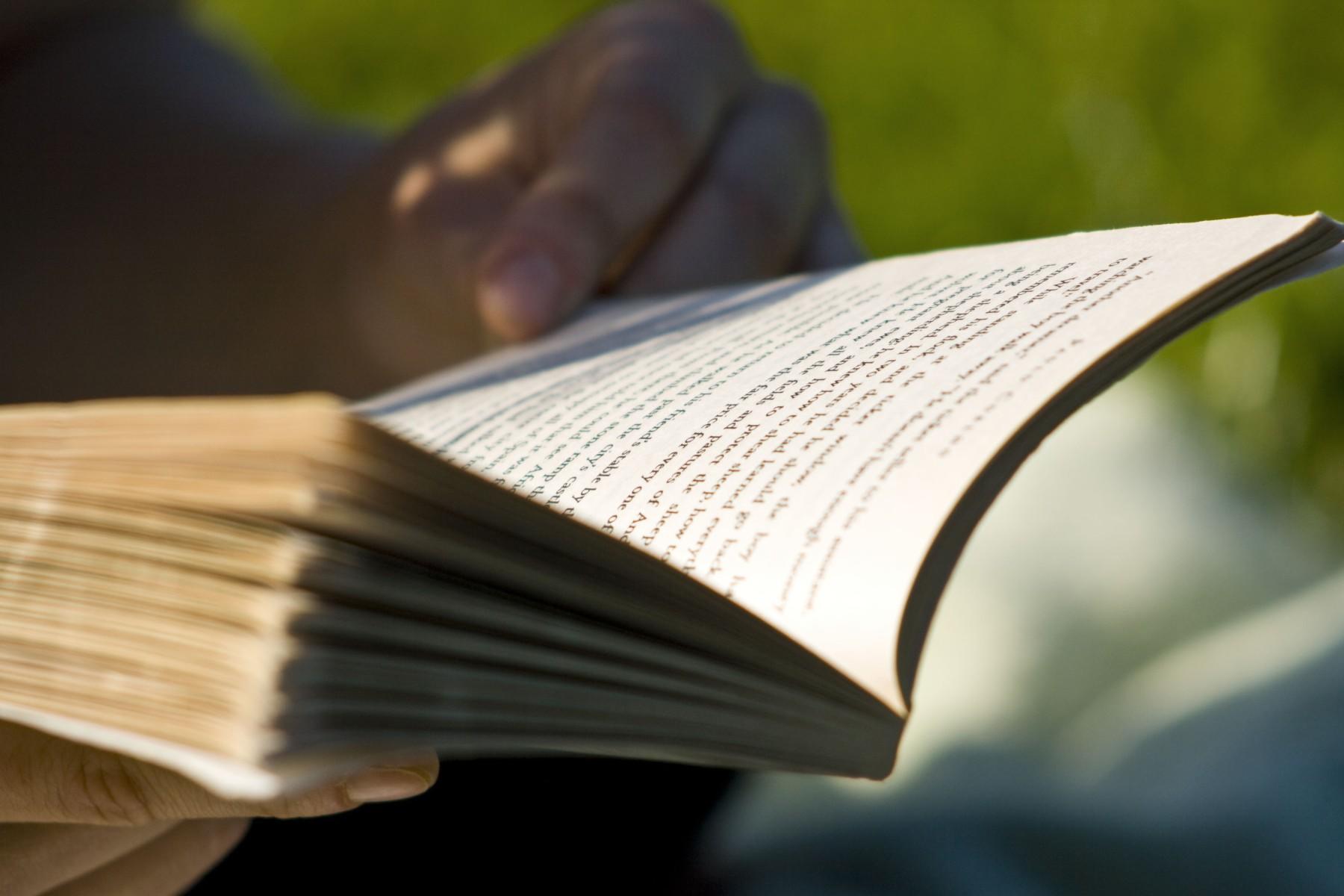 oud boek van opzij gezien
