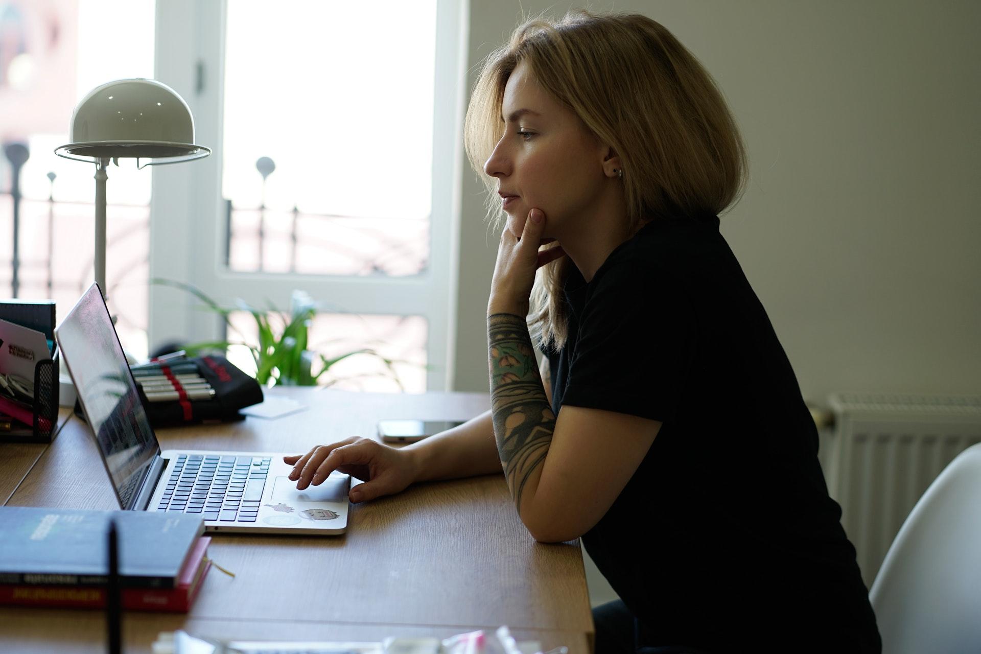 Vrouw achter laptop