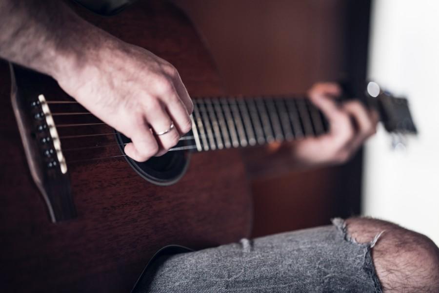 man speelt gitaar