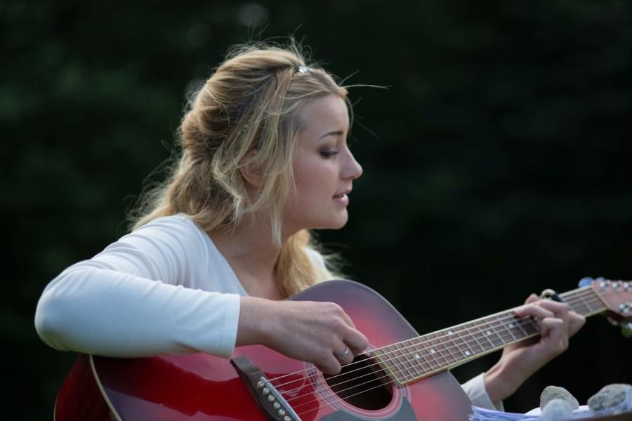 jonge vrouw probeert gitaar te spelen