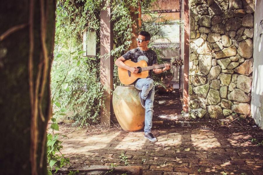 man speelt buiten op gitaar