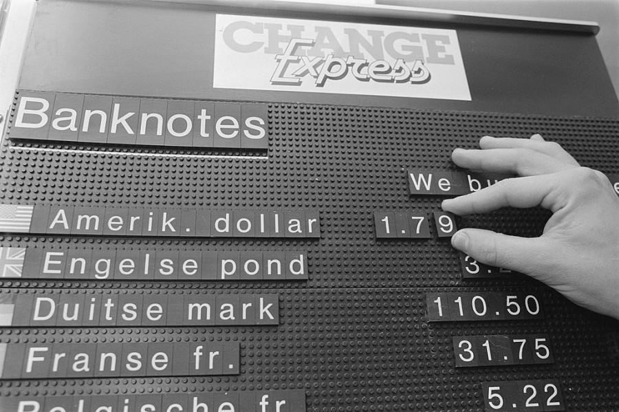 Hand wijzigt koerswaarden op koersbord