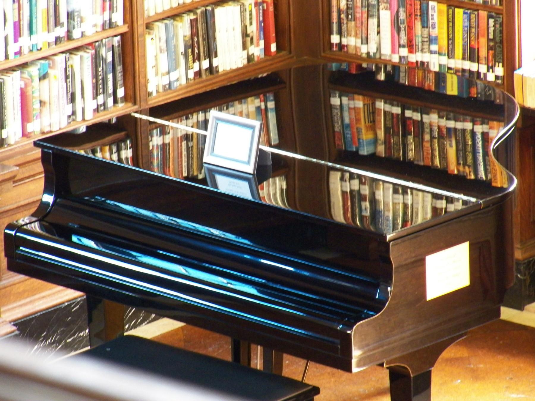 Vleugel in huisbibliotheek
