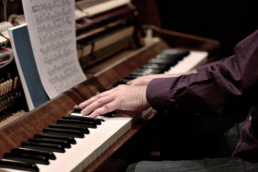 handen spelen op de piano