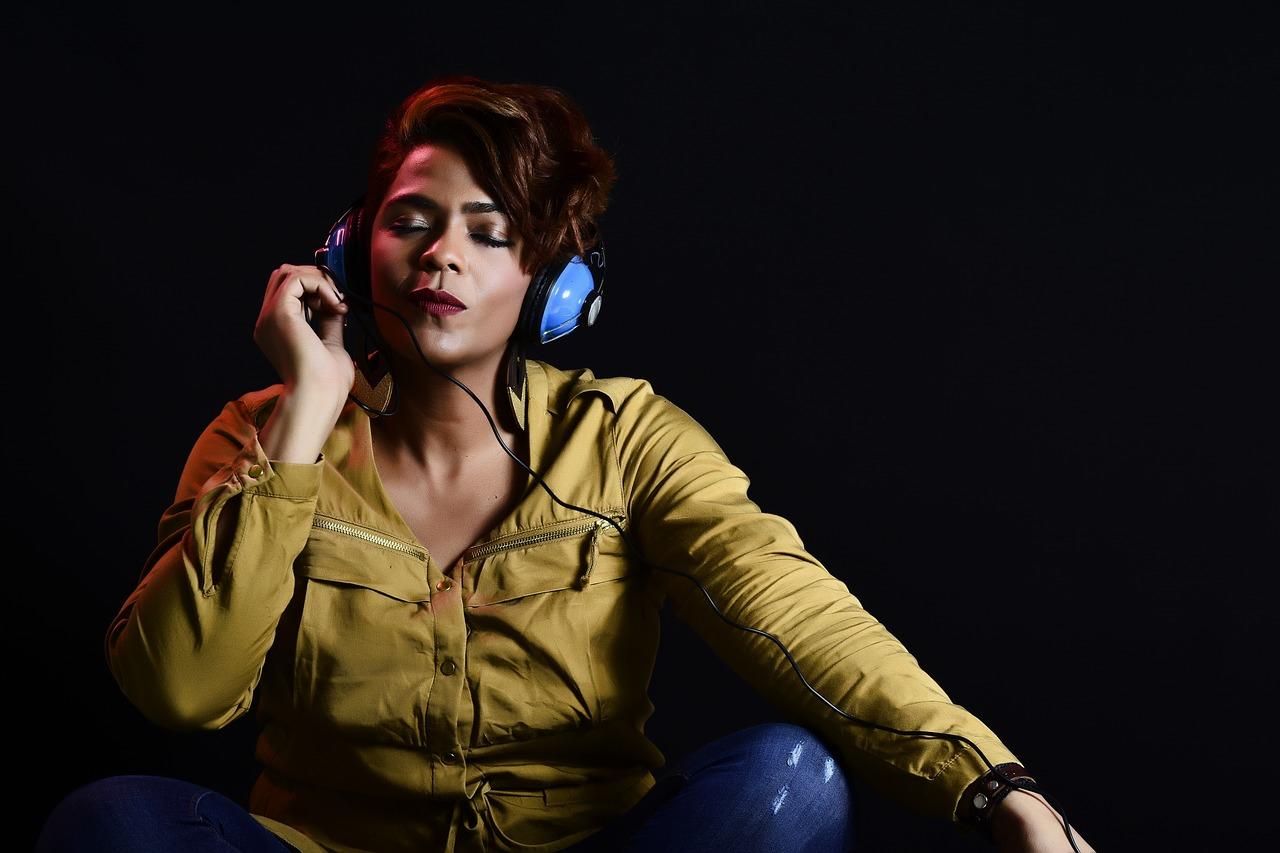 Luister naar muziek met bladmuziek erbij