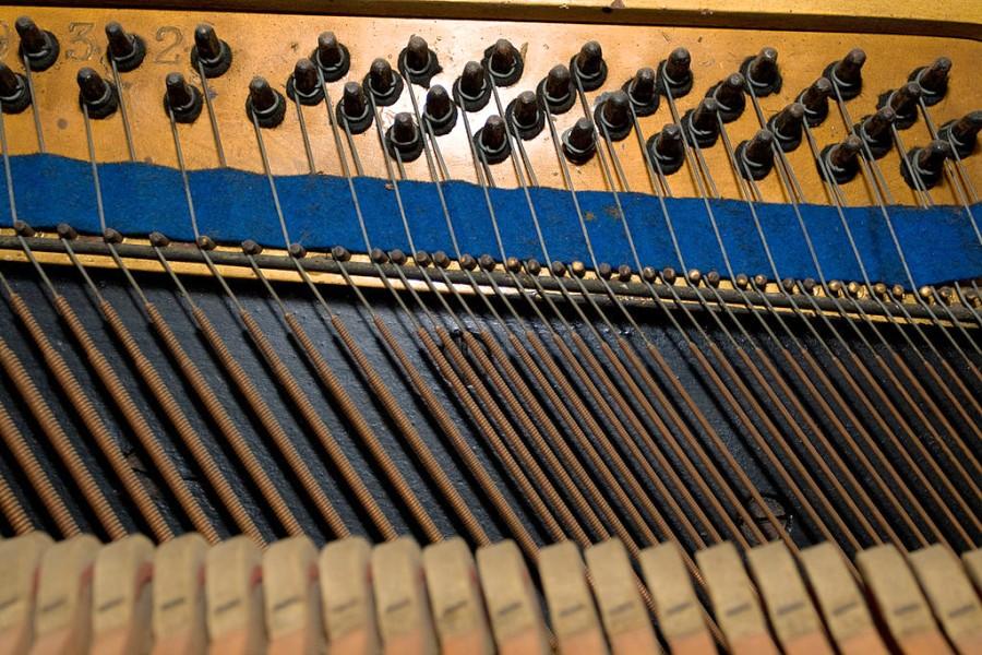 piano stemblok met stemschroeven