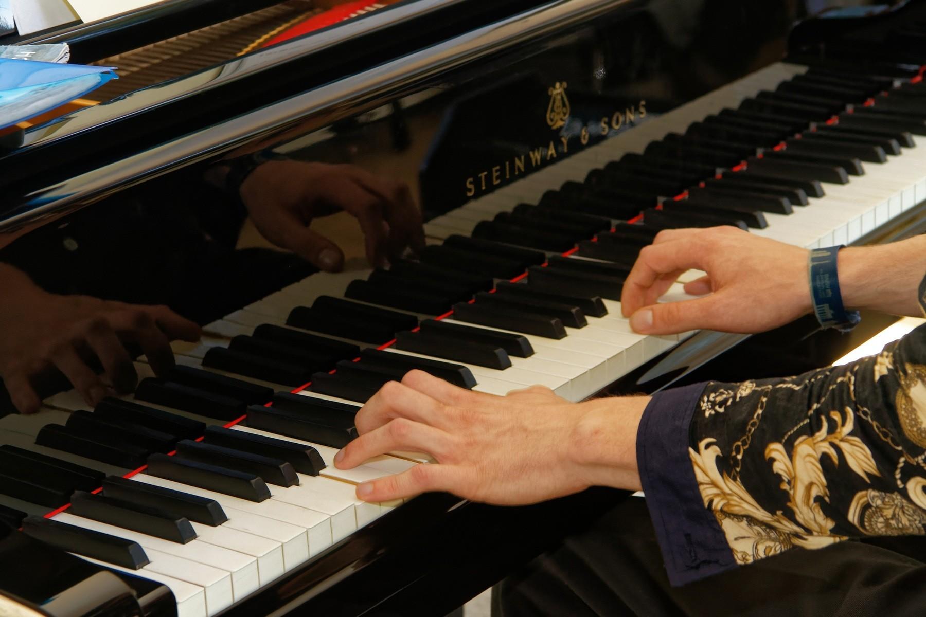 handen op het piano toetsenbord