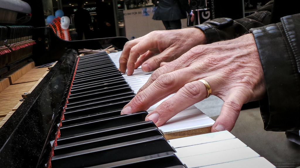 Een piano kan je leren de juiste toon te raken