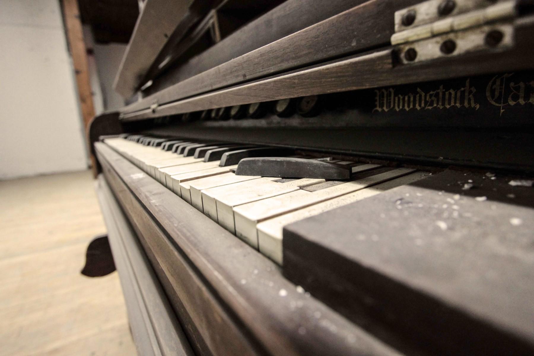 Zwartwit foto van oude verwaarloosde piano