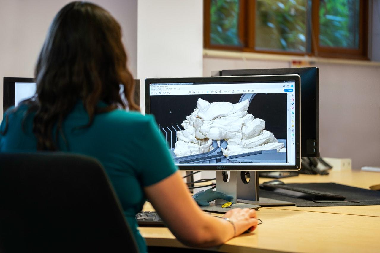 Vrouw tekent in 3D