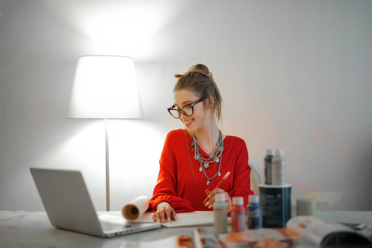 Meisje zoekt op internet