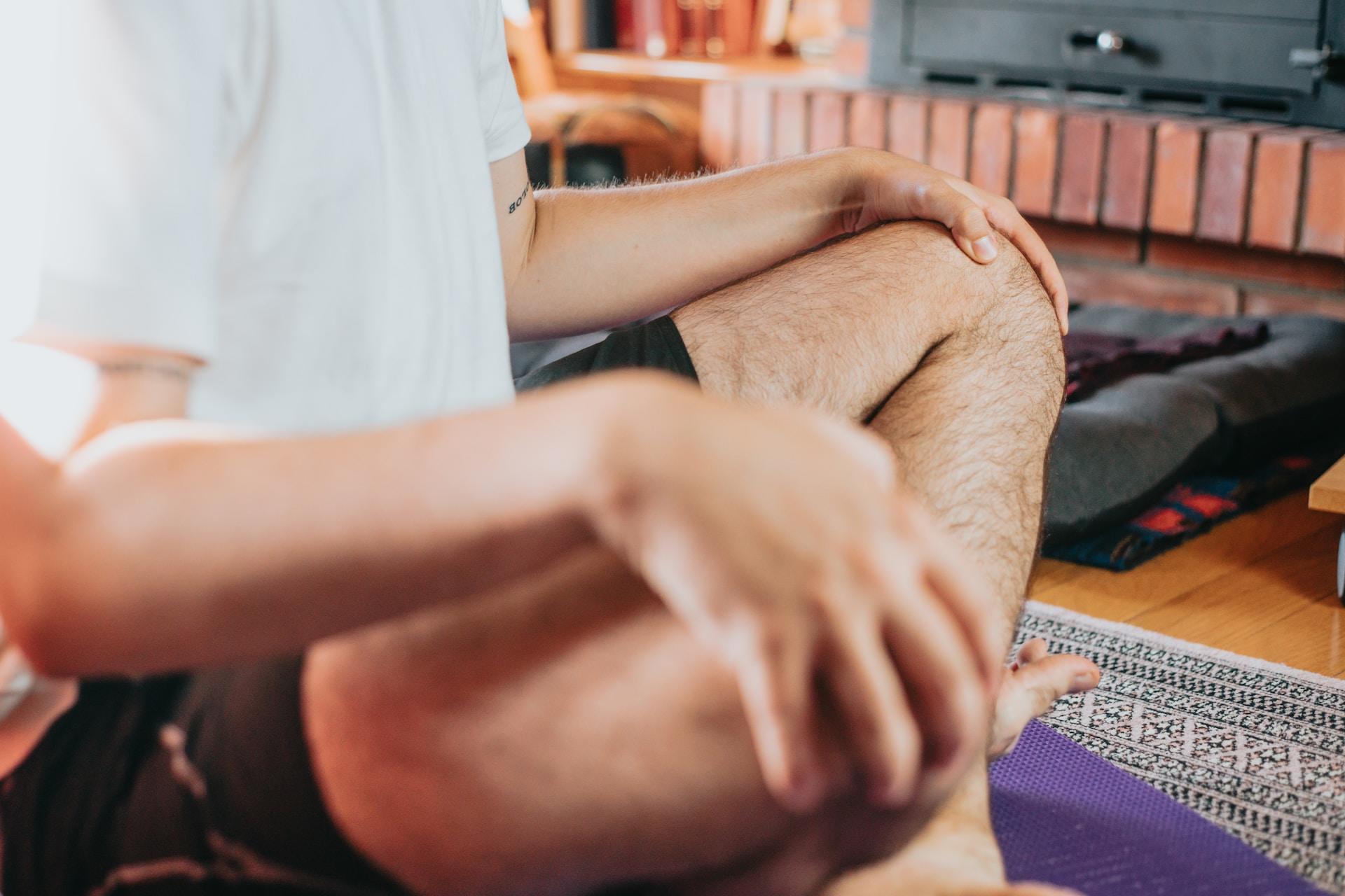 een man mediteert thuis