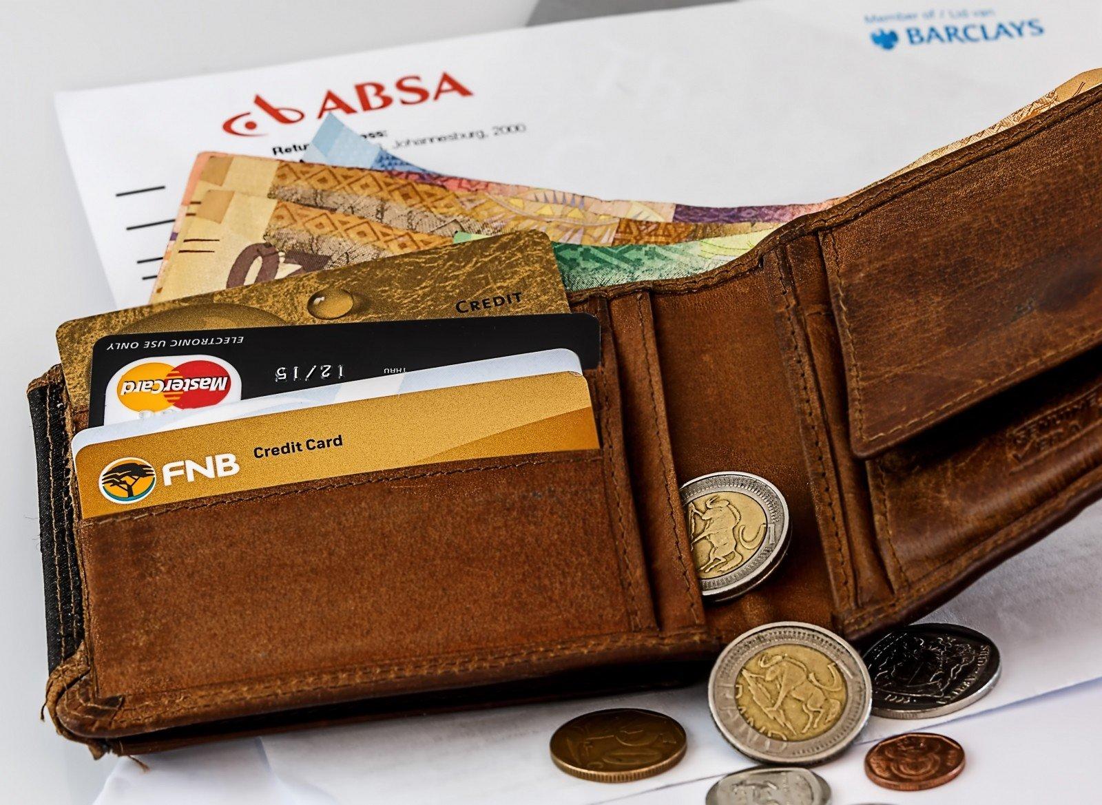 Modern geld in de vorm van plastic pasjes, papier en metalen