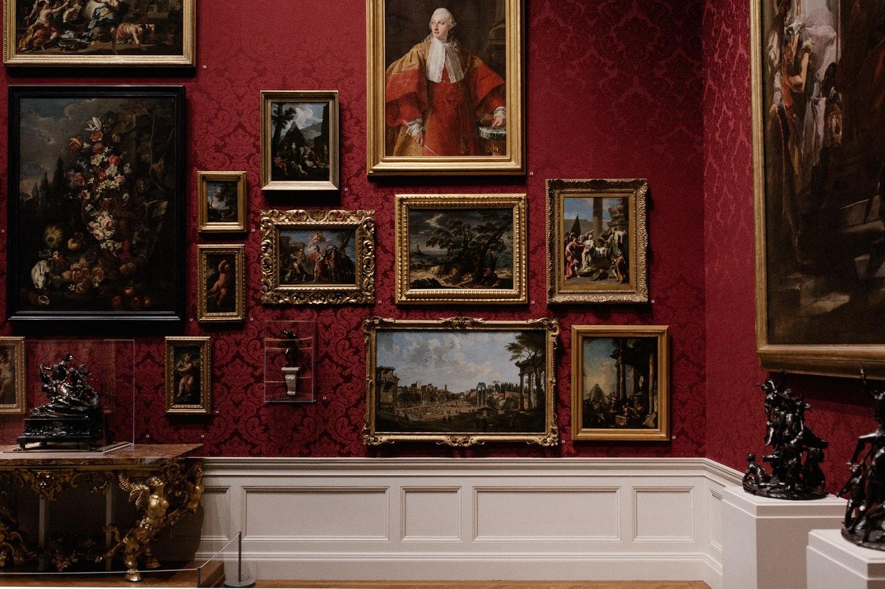 Schilderijen in een museum