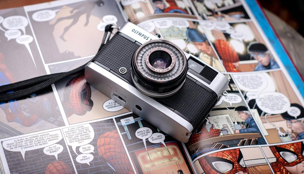 Een camera en strips.
