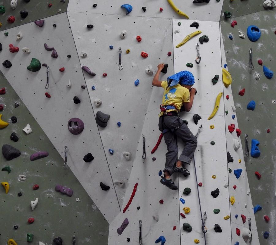 kind doet aan wall climbing