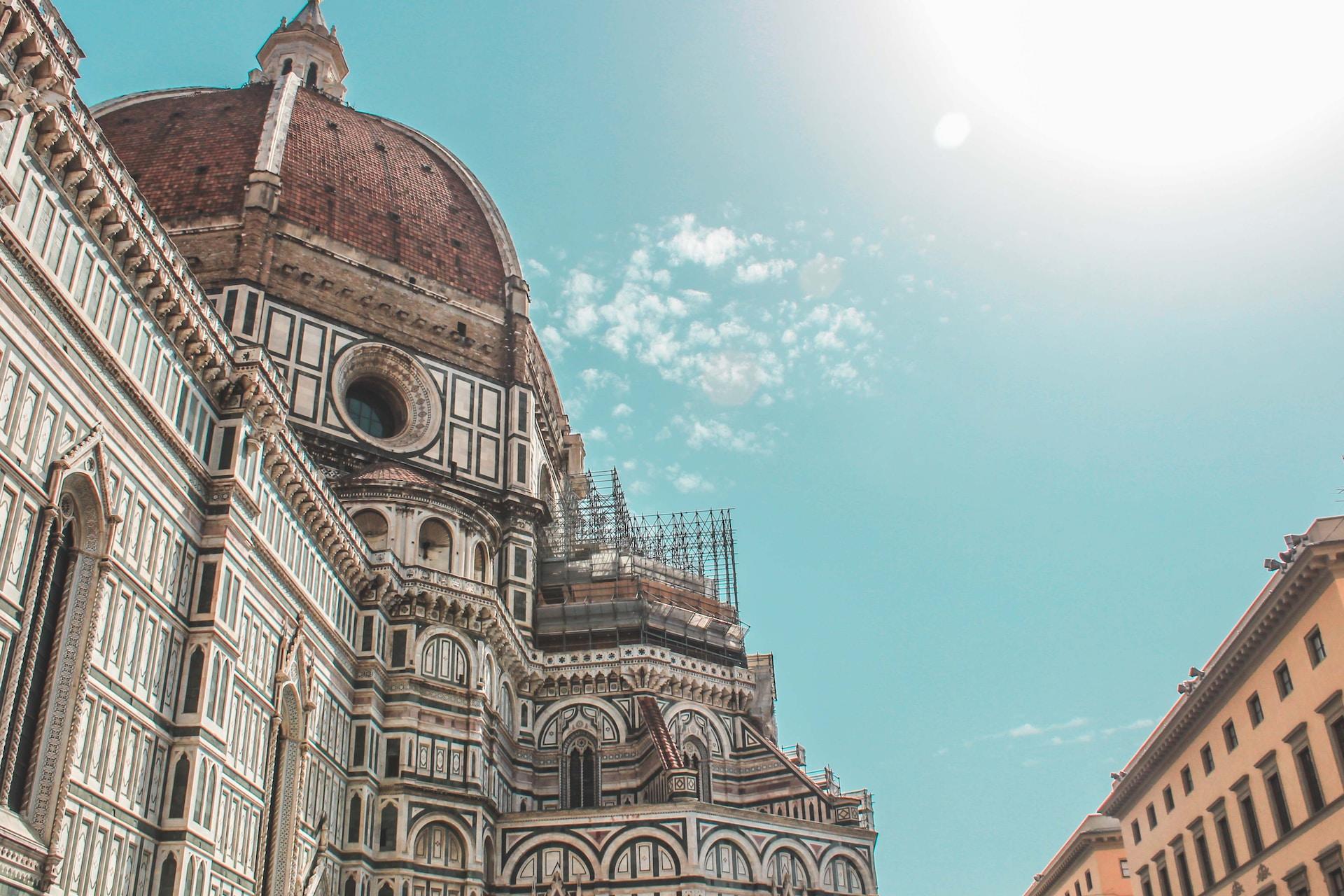 De zon schijnt op de kathedraal van Santa Maria del Fiore