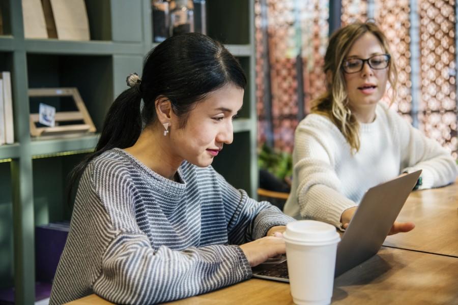 vrouw met laptop overlegt met andere vrouw