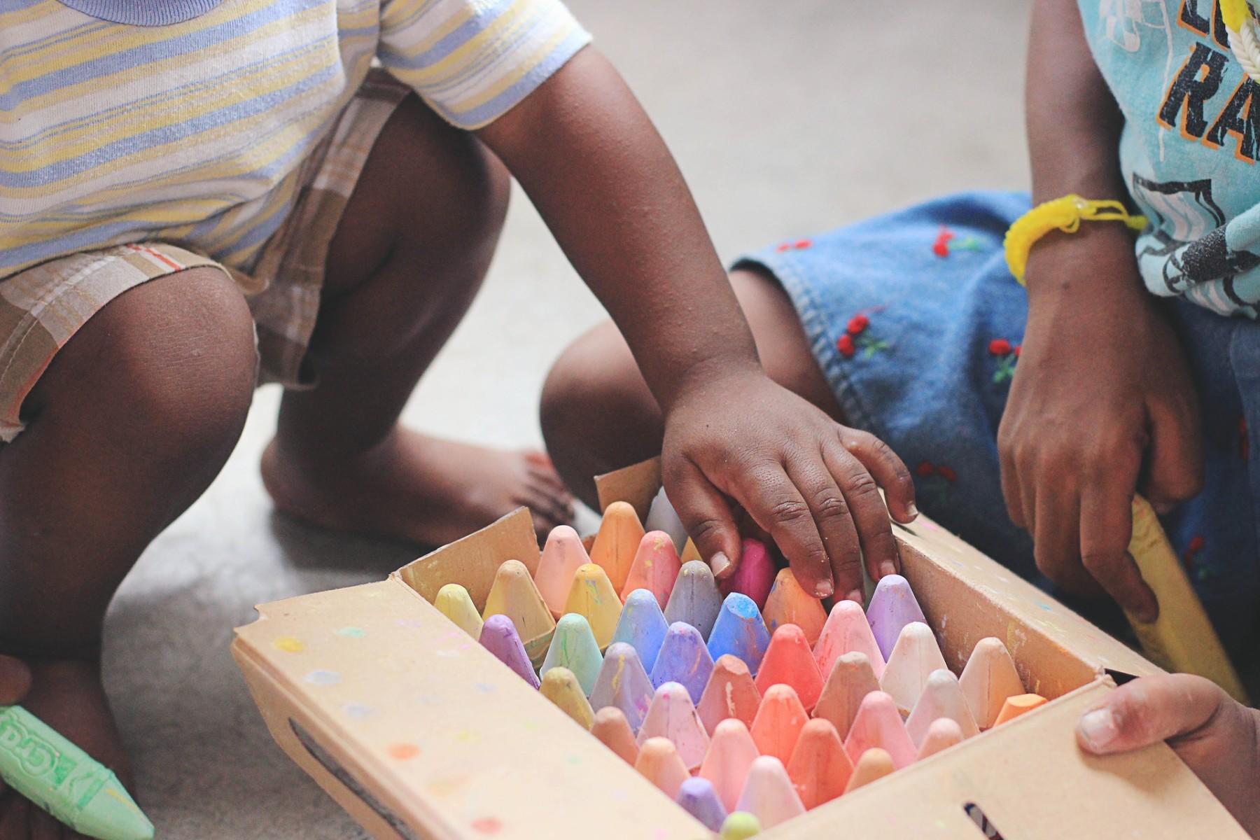 kinderen spelen met kleurkrijt