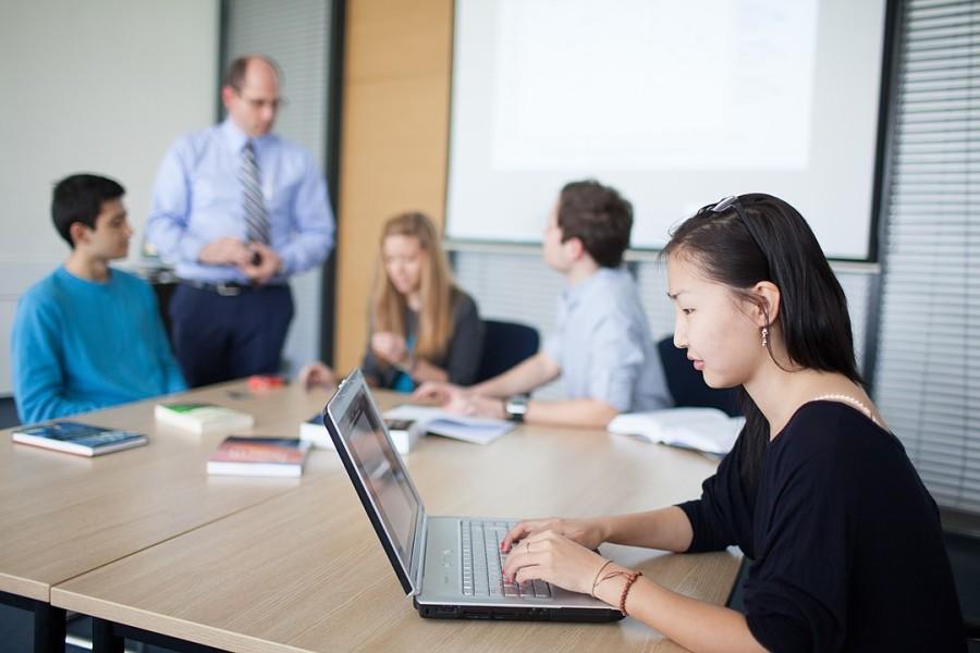 leraar legt uit aan kleine groep leerlingen