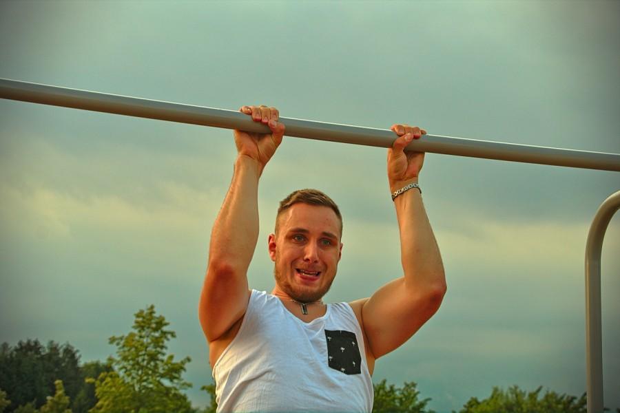 man doet buiten pull ups
