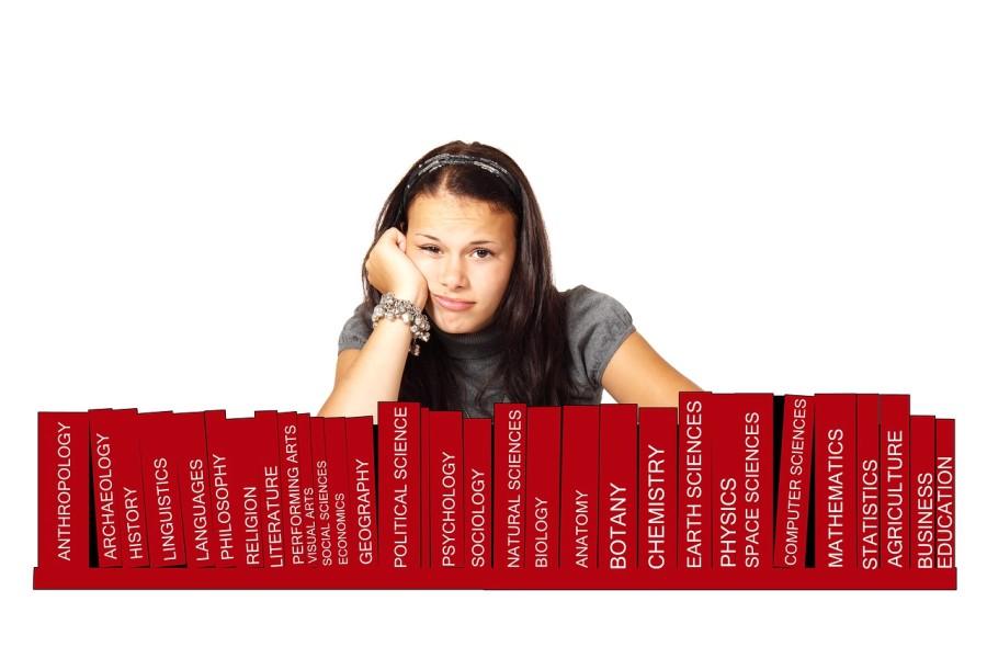 bezorgde student achter rij boeken