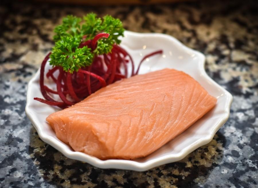 zalm op bord met groente