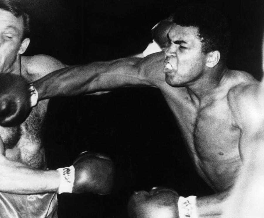 Actiefoto van Muhammad Ali in gevecht met Brian London op 6 augustus 1966