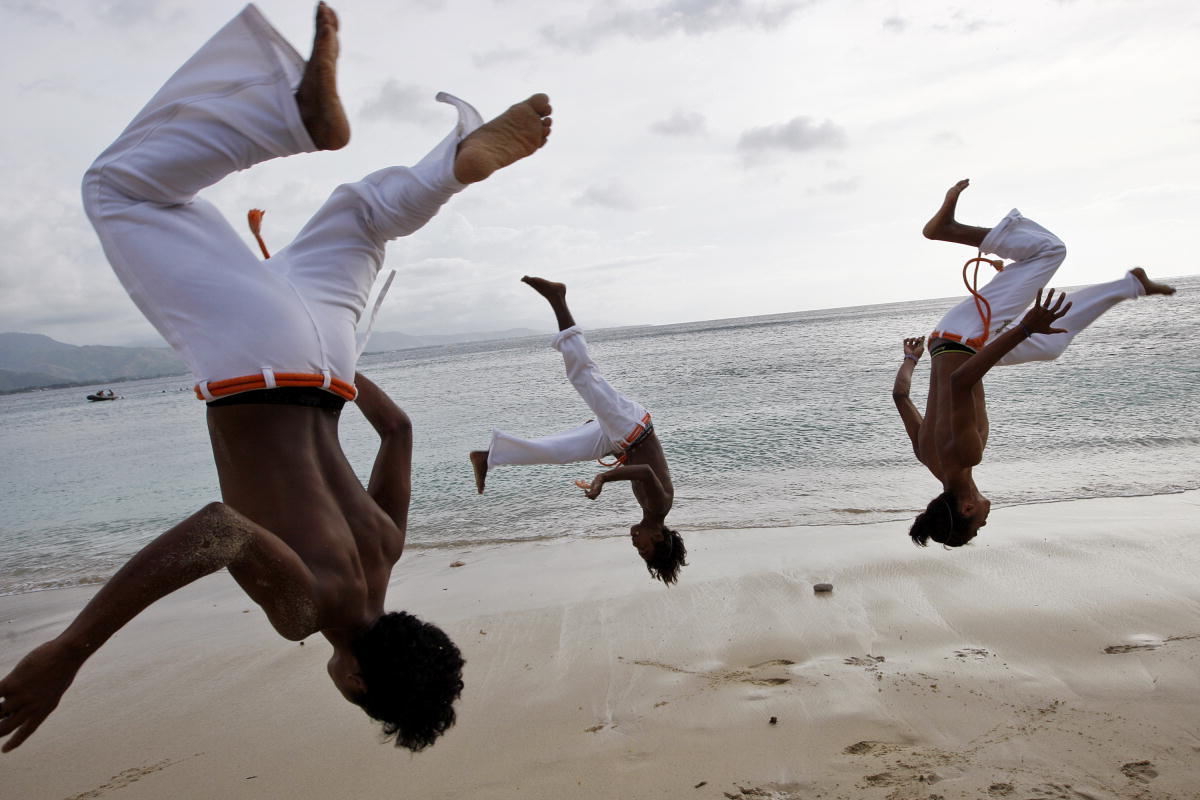 Capoeira oefenen op het strand
