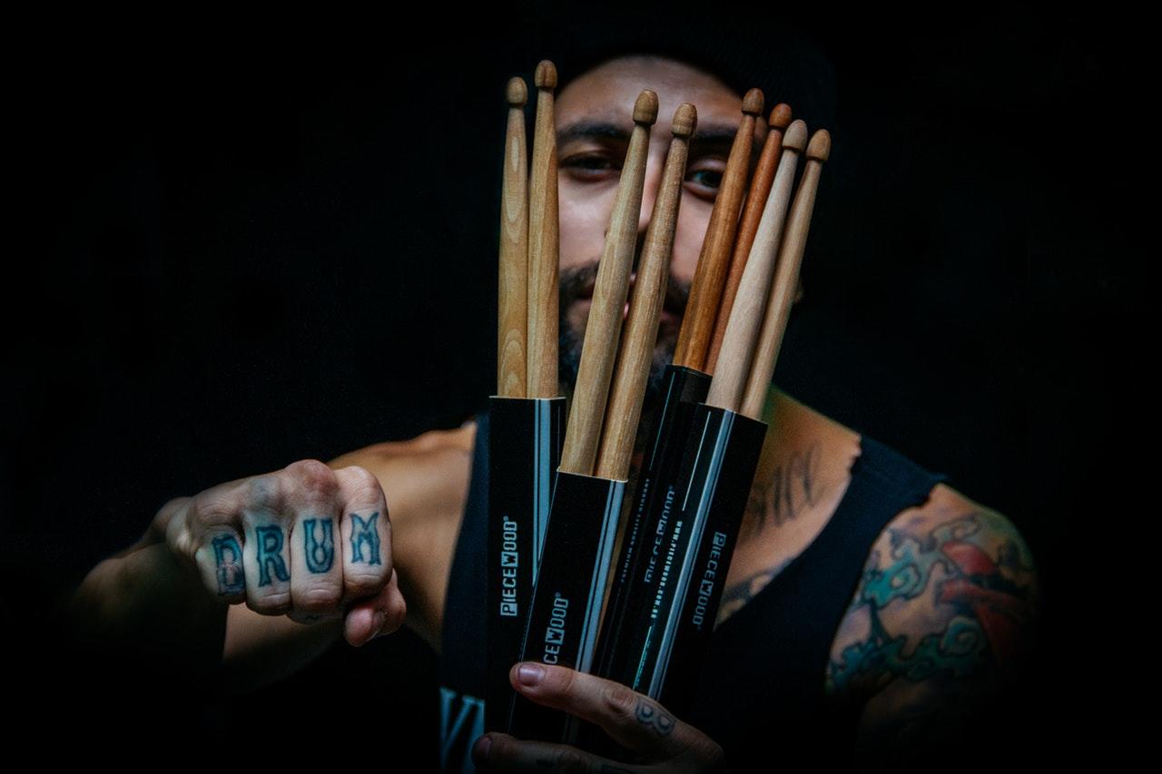 Meerdere drumsticks, voor verschillende drumstellen.