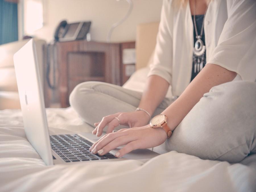 vrouw gebruikt laptop op matras