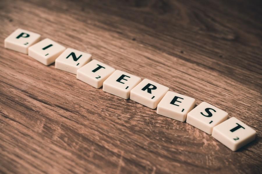 Scrabble stenen beelden "PINTEREST" uit