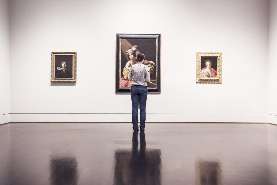 vrouw bekijkt oude meesterwerken