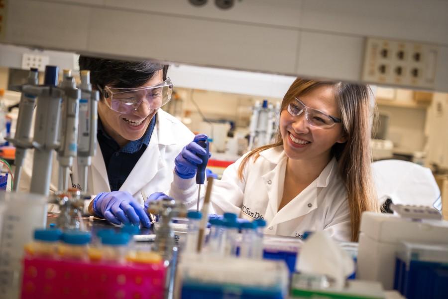 twee biotechnologen werken samen