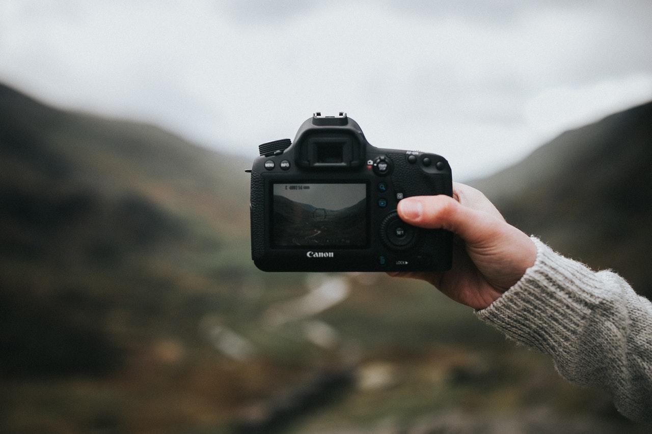 Een fotograaf in de buitenlucht