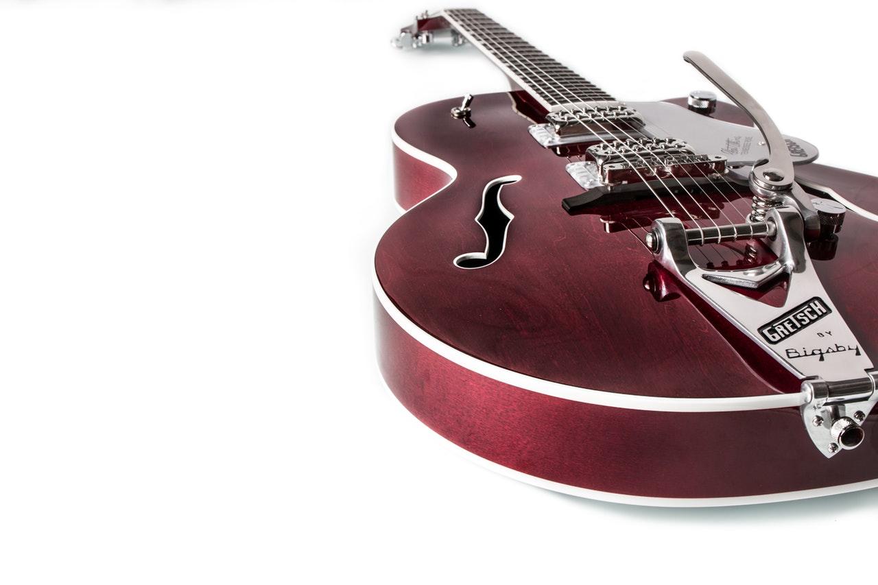 Een gitaar op witte ondergrond