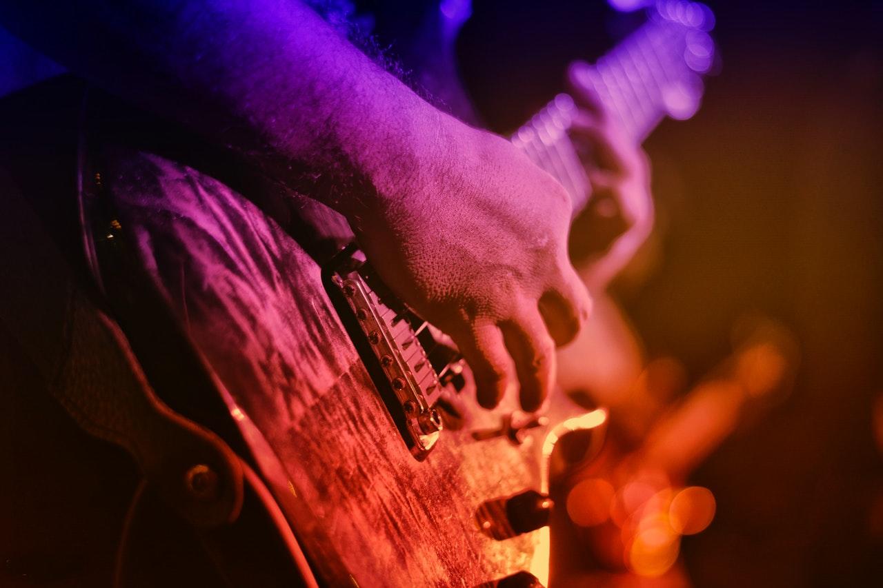 Een basgitaar is onmisbaar in een band