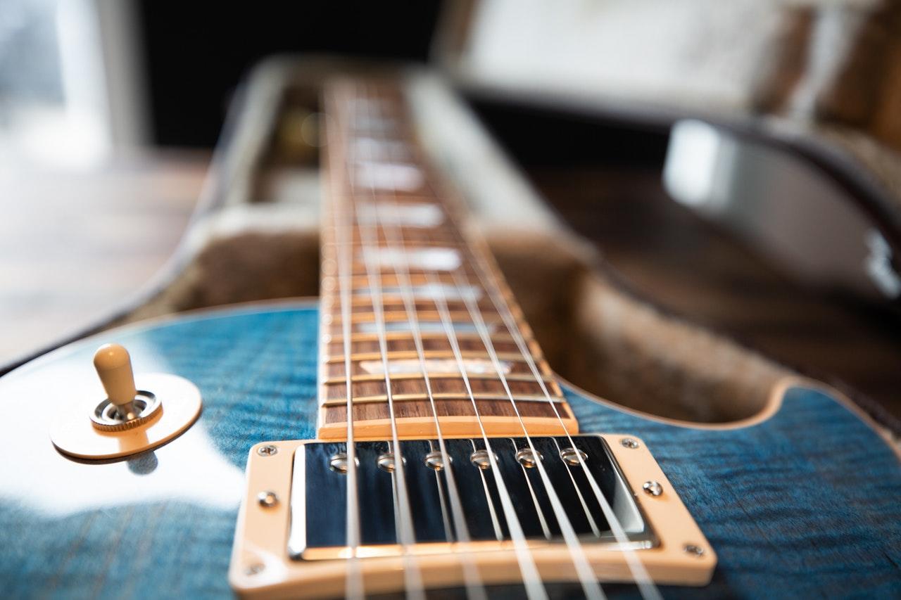Een gitaar stemmen is een belangrijk onderdeel van gitaar leren.