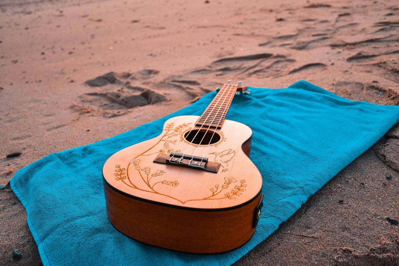 Mooi versierde gitaar op het strand.