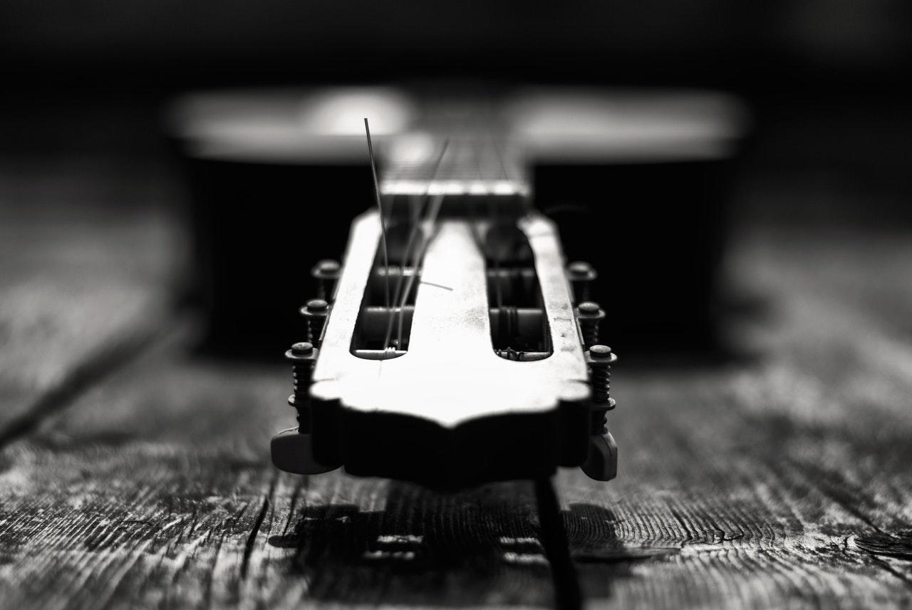 De kop van de gitaar.