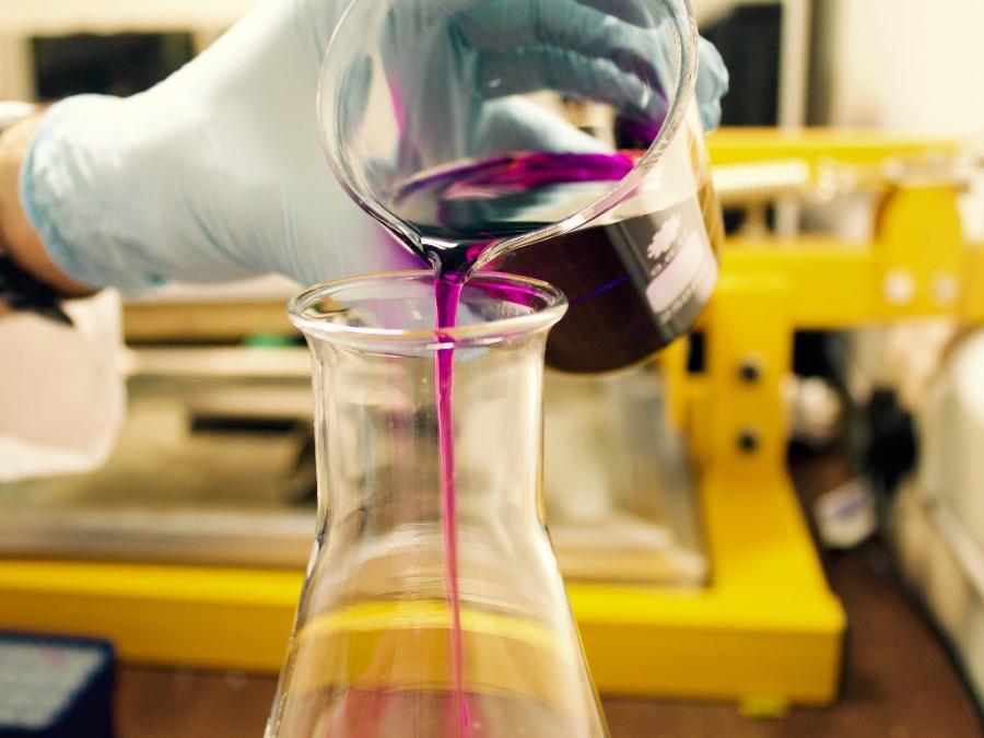 rode vloeistof wordt in laboratorium overgegoten