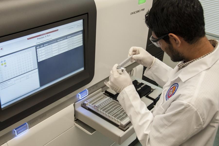 microbioloog bedient apparatuur