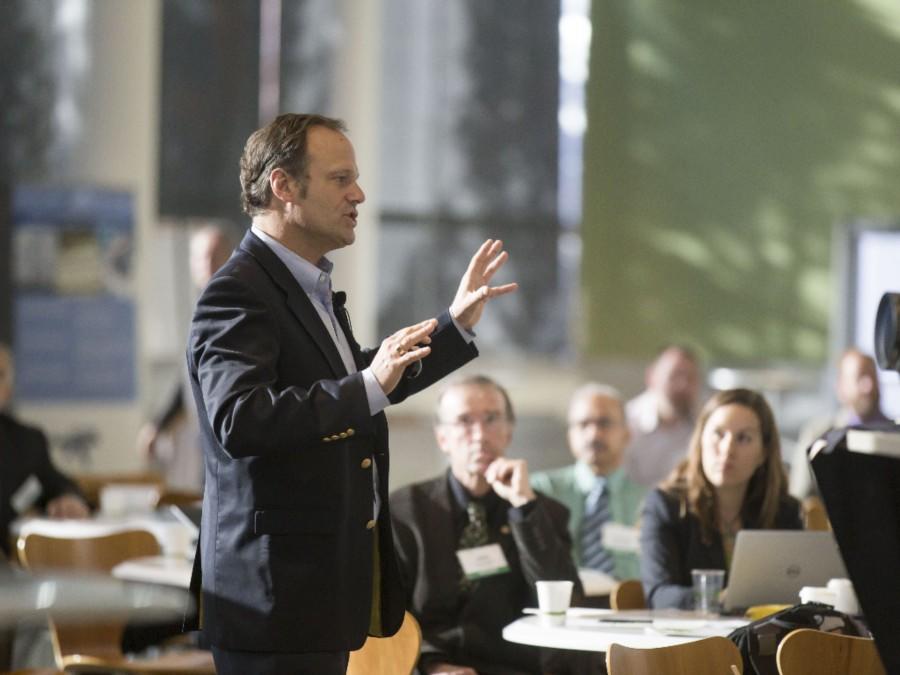 man spreekt op seminar